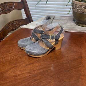 Korks Ease Wendy Clogs Sandals Cross Strap Block Heel Studded platform